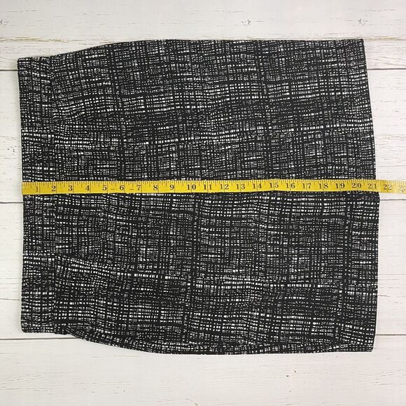 Elegant Black and White Patterned Skirt - Picture 8 of 10